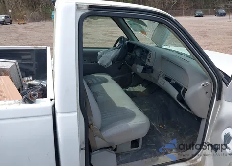 1997 Chevrolet C1500 Fleetside W/T z USA, uszkodzony, nr VIN 1GCEC14W7VZ156797